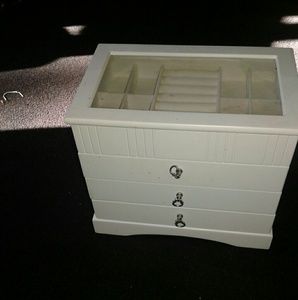 Jewelry box